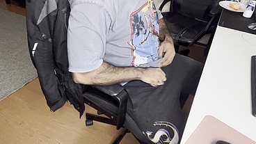 HOMEM PELUDO GOZANDO NA PUNHETA E FUMANDO ASSISTINDO PORNO