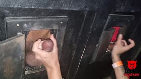 sapatonas fudendo com os heteros na festa de swing e elas chupando pau no glory hole - thai camargo