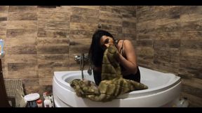Milfycalla- Pee Play in Bathtub While Wearing a Fur Coat and Pantyhose