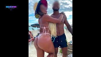 ACHO QUE TODO MUNDO NA PRAIA ENTENDEU QUE MEU MARIDO GOSTA DE SER CORNO DE NEG&Atilde_O...
