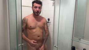 fui flagrado no banho pela minha namorada! continuei ate gozar