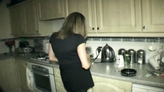 Filme hardcore de esposa amadora, dona de casa britânica MILF, garota de óculos fodida na bunda