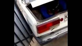 Puta es sorprendida masturbandoce en coche abandonado