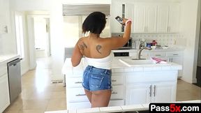 Come on please, cum on your stepsister'_s face!