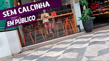 Cristina Almeida sem calcinha em p&uacute_blico, pagando buceta, marido corno filma rea&ccedil_&atilde_o das pessoas.