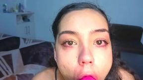 Universitaria caliente se atraganta con el dildo &mdash;  le pide leche en la cara sin parar