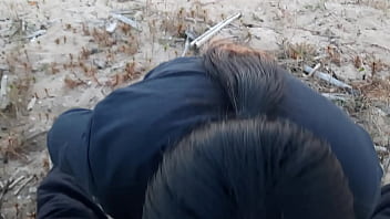 O ver&atilde_o esta chegando e estamos ansiosos para foder na praia anal esperma dentro