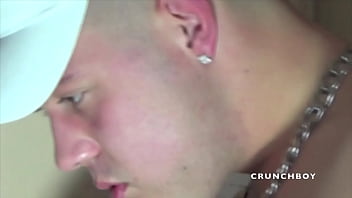 ce mec de cit&eacute_ bouffe les bites des arabes dans la cave