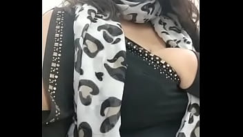 Mi perrita se toca en la oficina