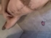 Hombre masturbándose en la ducha