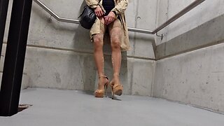 Strolling in heels and stockings: a urination experience