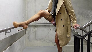 Strolling in heels and stockings: a urination experience