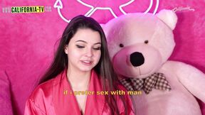 naturist showing her snatch in the most watched room in Brazil.