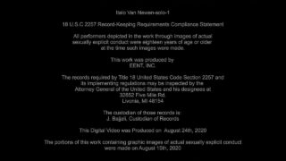 Leikkaamaton nuori homomies soolo-masturbaatiossa räjähtävällä siemensyöksyllä