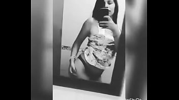 Mariana moviendo el culo 2