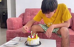 Le doy el mejor regalo de cumpleanos a mi pequena hermanastra y termina disfrutandolo mucho.