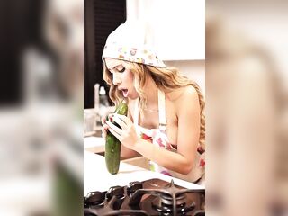 The cucumber I bought for the salad ended up inside my cunt - AMBAR PRADA