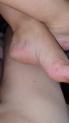 Footsie MILF gets a huge leaking creampie