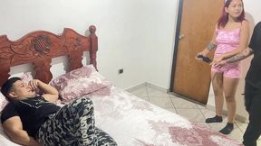 mi novia trajo a su mejor amigo a vivir a nuestra casa y no me gusta que tenemos que compartir cama con el porque siento que se la folla al lado de mi