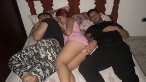 mi novia trajo a su mejor amigo a vivir a nuestra casa y no me gusta que tenemos que compartir cama con el porque siento que se la folla al lado de mi
