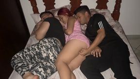 mi novia trajo a su mejor amigo a vivir a nuestra casa y no me gusta que tenemos que compartir cama con el porque siento que se la folla al lado de mi