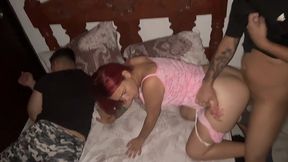 mi novia trajo a su mejor amigo a vivir a nuestra casa y no me gusta que tenemos que compartir cama con el porque siento que se la folla al lado de mi