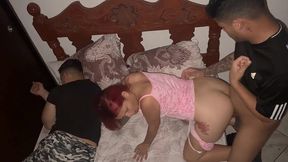 mi novia trajo a su mejor amigo a vivir a nuestra casa y no me gusta que tenemos que compartir cama con el porque siento que se la folla al lado de mi