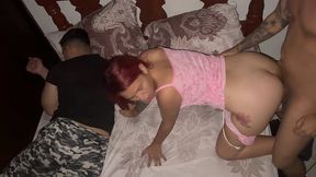 mi novia trajo a su mejor amigo a vivir a nuestra casa y no me gusta que tenemos que compartir cama con el porque siento que se la folla al lado de mi