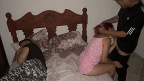 mi novia trajo a su mejor amigo a vivir a nuestra casa y no me gusta que tenemos que compartir cama con el porque siento que se la folla al lado de mi