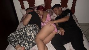 mi novia trajo a su mejor amigo a vivir a nuestra casa y no me gusta que tenemos que compartir cama con el porque siento que se la folla al lado de mi