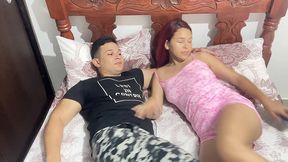 mi novia trajo a su mejor amigo a vivir a nuestra casa y no me gusta que tenemos que compartir cama con el porque siento que se la folla al lado de mi