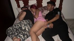 mi novia trajo a su mejor amigo a vivir a nuestra casa y no me gusta que tenemos que compartir cama con el porque siento que se la folla al lado de mi