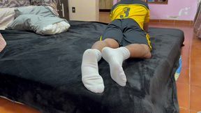 chupando los pies de mi amigo despues del partido