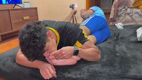chupando los pies de mi amigo despues del partido