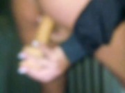 Vecina me muestra el culo en el ascensor y se termina masturbándo sorpresivamente