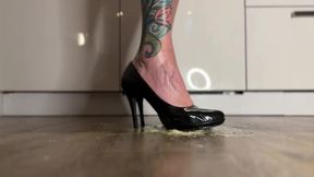 Naomiperv Crushing and Stomping Food with Her Heels and Sole