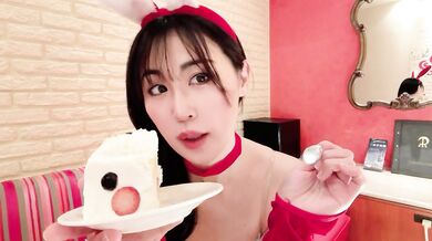 The second Christmas episode will be longer than usual Let's eat cake together and do something naughty. I masturbated a lot with the ripping machin