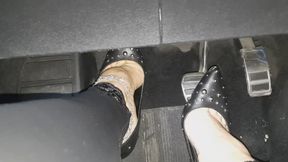 velocità alla guida è eccitazione , un brivido lungo la spina dorsale. se poi lo fai con una paio di décolleté tacco 12 cm