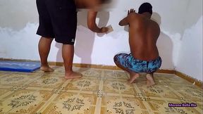 Senhora Patroa chateada com o atraso da obra usa seus pedreiros para gozar e vai embora sem deixar eles gozarem nela