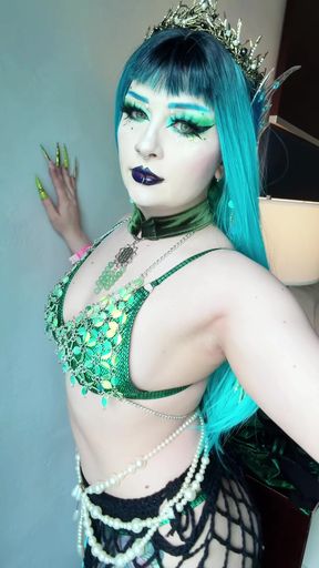 Goth babe shows off her tight, fat-ass at rave