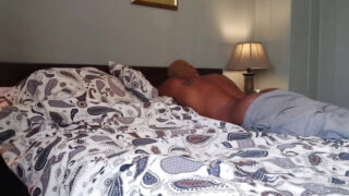 Buttede modne homoseksuelle bjørne får deres røve kneppet i hjemmelavet interracial action