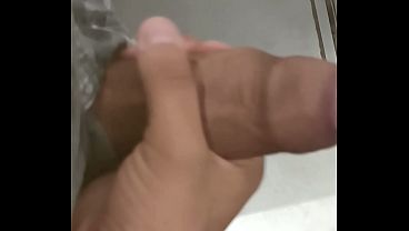 Punheta gostosa do corno no banheiro do trabalho