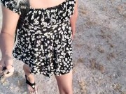 linda ladyboy camina en publico con minivestido y sandalias altas caliente