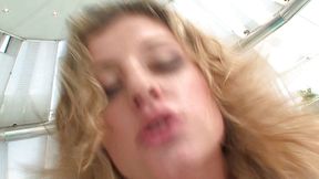 She want hard sex_Beautiful blonde fucking in the pool