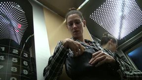 apres une lourde journee de boulot, la petite secretaire se met en apesanteur...