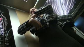 apres une lourde journee de boulot, la petite secretaire se met en apesanteur...