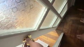 Entre a su cuarto y verla en pijama con su culo enorme de gym me exita tanto que me masturbo a su espalda