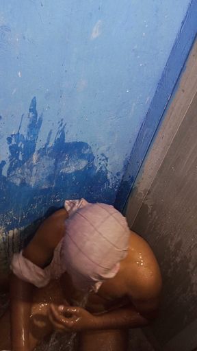 Devar aur bhabhi ne in bathroom pusssy clean   Clip 2