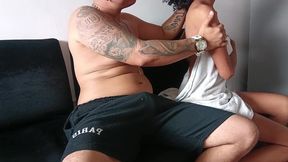 mi hermanastra esta a punto de entrar a banarse, lo que no sabe es que voy a rellenarle el cono con mi leche