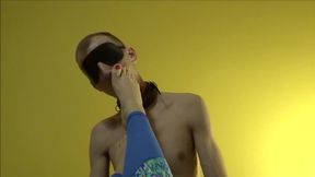 Lizanie bardzo spoconych st�p mojej ?ony i spuszczenie si? na nie po treningu sportowym